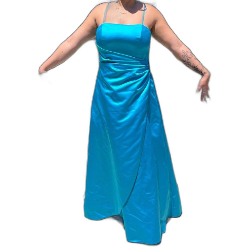 David's Bridal Satin Pool blue w brooch Size 14 Spaghetti straps/strapless